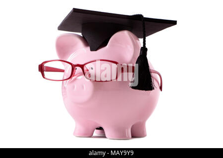 Pink piggy bank habillé comme un diplômé d'université avec mortier et lunettes. Isolé sur blanc. Banque D'Images