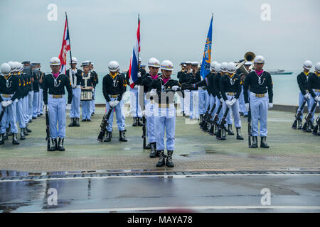 Pattaya, Thaïlande - 15 novembre 2017 : la marine thaïlandaise demonstating plaqués de perçage dans la Revue navale internationale 2017 à la plage de Pattaya, Thaïlande. Banque D'Images