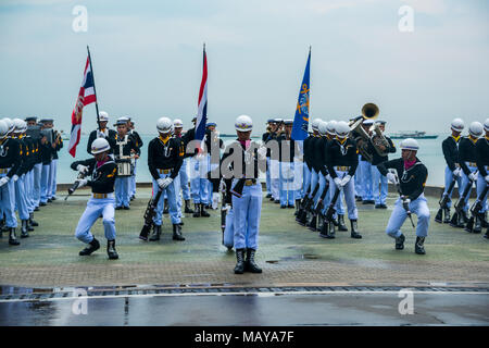 Pattaya, Thaïlande - 15 novembre 2017 : la marine thaïlandaise demonstating plaqués de perçage dans la Revue navale internationale 2017 à la plage de Pattaya, Thaïlande. Banque D'Images