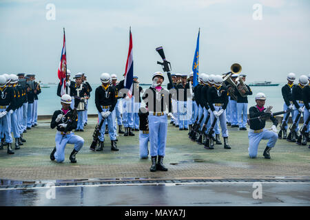 Pattaya, Thaïlande - 15 novembre 2017 : la marine thaïlandaise demonstating plaqués de perçage dans la Revue navale internationale 2017 à la plage de Pattaya, Thaïlande. Banque D'Images