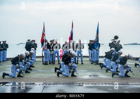 Pattaya, Thaïlande - 15 novembre 2017 : la marine thaïlandaise demonstating plaqués de perçage dans la Revue navale internationale 2017 à la plage de Pattaya, Thaïlande. Banque D'Images