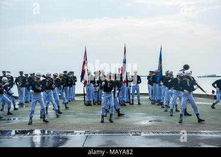 Pattaya, Thaïlande - 15 novembre 2017 : la marine thaïlandaise demonstating plaqués de perçage dans la Revue navale internationale 2017 à la plage de Pattaya, Thaïlande. Banque D'Images