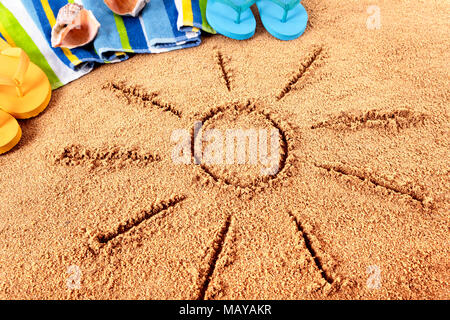 Fond de plage avec soleil dessiné dans le sable. Banque D'Images