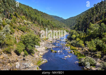 Le Portugal, Aveiro : vue sur la rivière et les montagnes au Portugal Banque D'Images