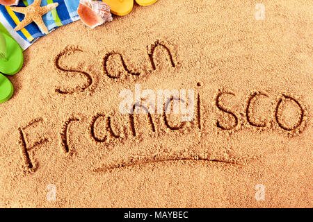 San Francisco les mots écrits sur une plage de sable avec des serviettes de plage, des étoiles et des tongs. Banque D'Images