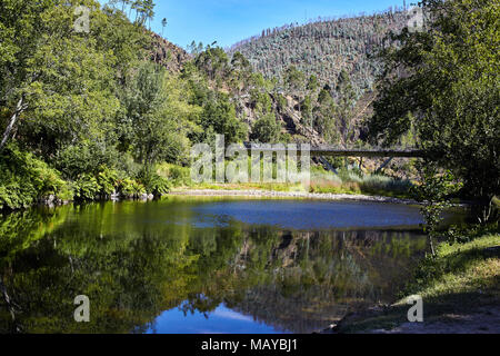 Le Portugal, Aveiro : vue sur la rivière et les montagnes au Portugal Banque D'Images
