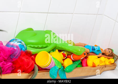 Variété de canards en caoutchouc et des jouets dans la salle de bains Banque D'Images