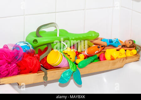 Variété de canards en caoutchouc et des jouets dans la salle de bains Banque D'Images