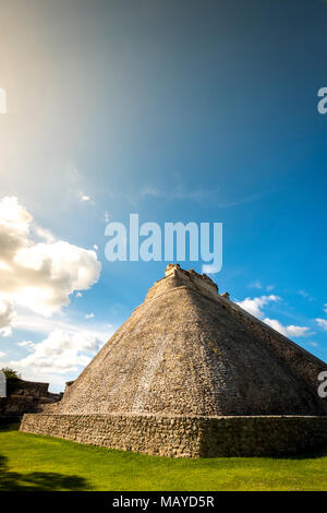 Uxmal, Yucatan, Mexique - 13 octobre 2017 : La Pyramide du Magicien (Pirámide del Mago) dans la ville maya de Uxmal, Mexique Banque D'Images