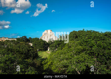 Uxmal, Yucatan, Mexique - 13 octobre 2017 : La Pyramide du Magicien (Pirámide del Mago) dans la ville maya de Uxmal, Mexique Banque D'Images