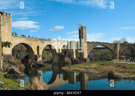 Vue sur le village et le pont roman dans village médiéval de Besalu,Catalogne,Espagne. Banque D'Images