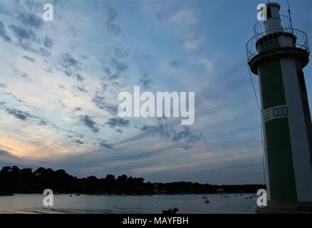 Phare au coucher du soleil à Benodet, Bretagne, France Banque D'Images