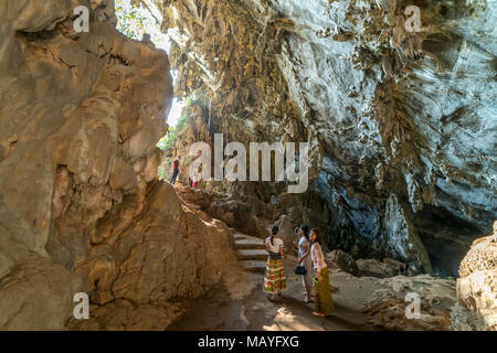 Dans Kawgon-Höhle der Besucher Einheimische, Hpa-an, Myanmar, Asien | Les visiteurs locaux, Kaw Goon Grotte, Hpa-an, au Myanmar, en Asie Banque D'Images