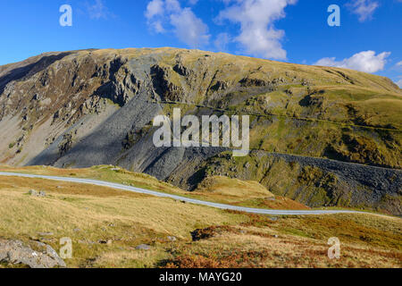 Le B5289 Route à travers Honister Pass dans le Parc National de Lake District en Cumbrie, Angleterre Banque D'Images