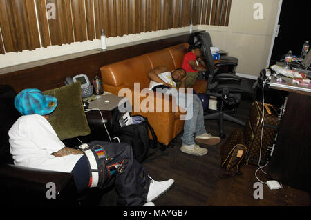 (L-R), l'Arabe Lil B Base Dieu et JBar dormir à un studio d'enregistrement le 17 février 2010 à Los Angeles, Californie. Banque D'Images