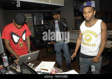 JBar (L) et Lil B l d'après Dieu (R) à un studio d'enregistrement le 17 février 2010 à Los Angeles, Californie. Banque D'Images