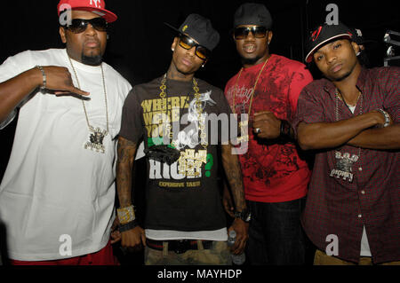 Miami Mike, rappeur Deandre Way aka Soulja Boy Tell 'Em, guest et Lil Playboii backstage au Honda Center le 14 août 2009 à Anaheim, en Californie. Banque D'Images