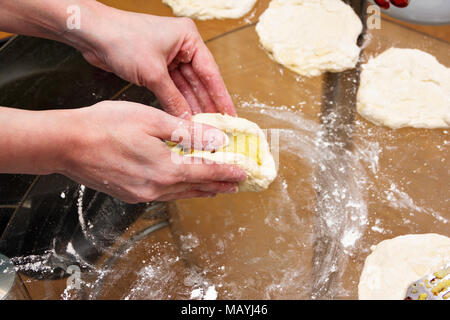 La femme mains formes galettes avec de la purée de pommes de terre. Banque D'Images