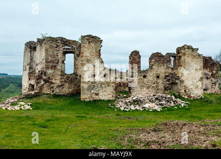 Pidzamochok printemps château ruines, District de Boutchatch, Ternopil Région, l'Ukraine. Dating près de 1600. Banque D'Images