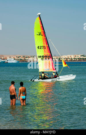 Aegypten, Hurghada, Makadi Bay, Katamaran am Strand des Cesars Resort Banque D'Images