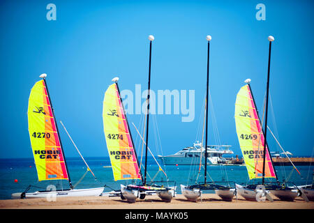 Aegypten, Hurghada, Makadi Bay, Katamaran am Strand des Cesars Resort Banque D'Images