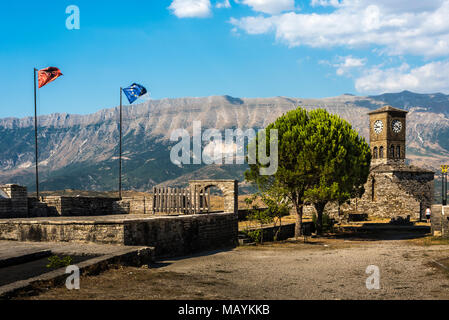 L'albanais et le drapeau européen à côté de la tour de l'horloge de la Citadelle, l'Albanie Gjirokaster Banque D'Images