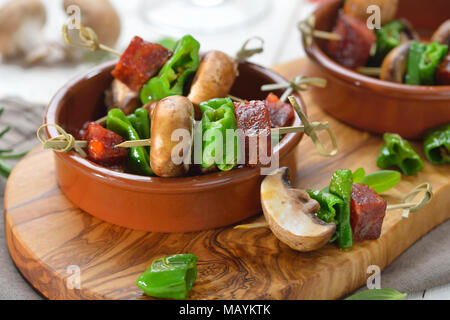 Snack-espagnol : Pincho brochettes avec chorizo frit, poivrons de padron et champignons Banque D'Images