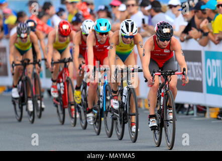 Sophie l'Angleterre Coldwell (droite) participe à la Women's Triathlon finale au Southport Broadwater Parklands au cours de la première journée de la 2018 Jeux du Commonwealth à la Gold Coast, en Australie. Banque D'Images