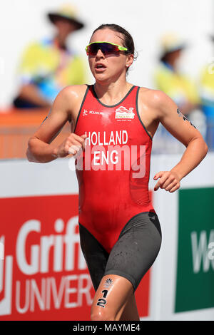 L'Angleterre Vicky Holland participe à la Women's Triathlon finale au Southport Broadwater Parklands au cours de la première journée de la 2018 Jeux du Commonwealth à la Gold Coast, en Australie. Banque D'Images