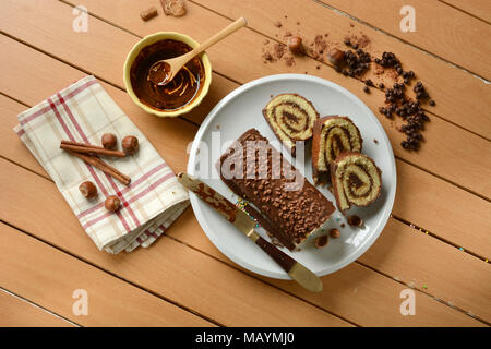 Rouleau de chocolat Gâteau à la crème de noisette - libre Banque D'Images