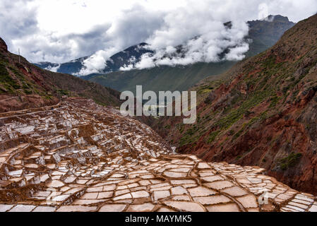 Salinas de Maras, les mines de sel de la Vallée Sacrée près de Cusco, Pérou Banque D'Images