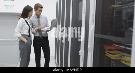 À l'aide de techniciens lors de l'analyse de l'ordinateur portable en serveur local serveur Banque D'Images