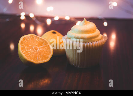 Cupcake au citron avec les citrons frais Banque D'Images