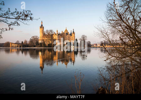 À l'aube le château de Schwerin (palais) Schweriner Schloss, reflétée dans l'eau du lac Schweriner Voir. Site du patrimoine mondial en Allemagne Banque D'Images