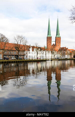 Lübeck, Allemagne. Vues de la cathédrale de Lübeck (Dom zu Lübeck, Lubecker Dom) compte dans la rivière Trave. Un site du patrimoine mondial depuis 1987 Banque D'Images