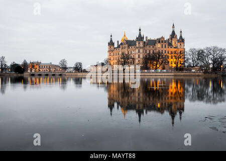 Coucher de soleil au château de Schwerin (palais) Schweriner Schloss, reflétée dans l'eau du lac Schweriner Voir. Site du patrimoine mondial en Allemagne Banque D'Images