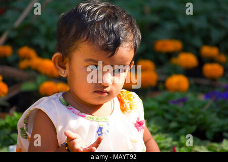 Petite fille indienne close-up, Empress garden à Pune Banque D'Images