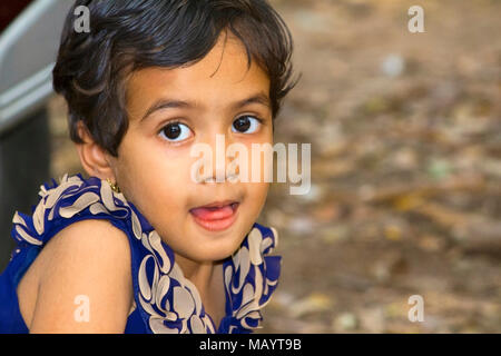 Close up of little Indian girl avec sa bouche ouverte, Empress garden à Pune Banque D'Images