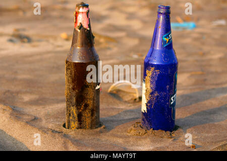 Deux bouteilles en verre de couleur différente sur la plage au Palande, Kokan Banque D'Images