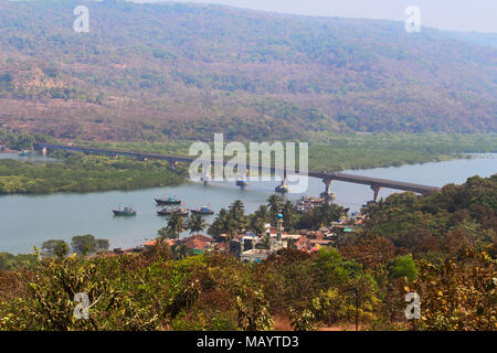 Vue sur la rivière avec des maisons, des temples et des ponts à Anjarle, Kokan Banque D'Images