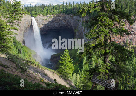 Helmcken Falls dans le parc provincial Wells Gray près de Clearwater, Colombie-Britannique, Canada Helmcken Falls est une cascade de 141 m sur la rivière Murtle. Banque D'Images