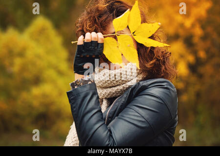 Concept d'automne. Fille avec Autumn Leaf Outdoors Banque D'Images