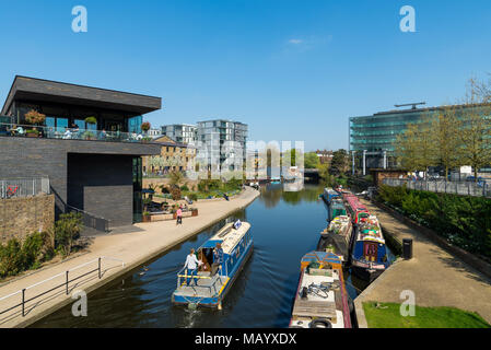 Grand classique en passant par le Regent's Canal salon à King's Cross, Londres, UK Banque D'Images