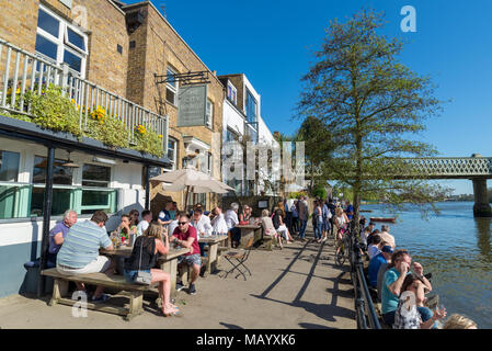 La ville au bord de la Thames Barge pub, Strand-sur-le-vert, Chiswick, Londres, UK Banque D'Images