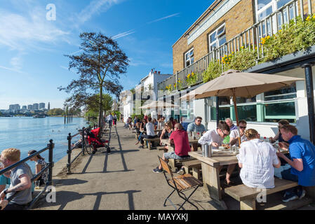 La ville au bord de la Thames Barge pub, Strand-sur-le-vert, Chiswick, Londres, UK Banque D'Images