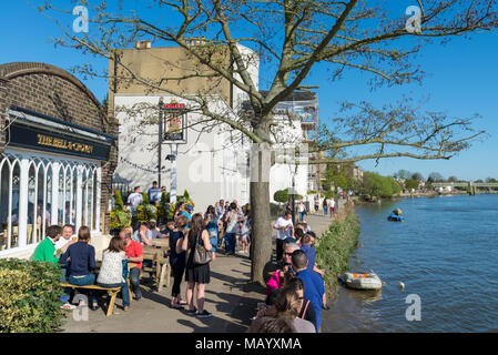 La Cloche et la Couronne riverside Thames pub, Strand-sur-le-vert, Chiswick, Londres, UK Banque D'Images