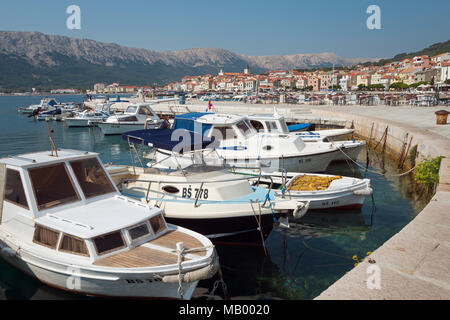 Bateaux à moteur dans le port, Baska, île de Krk, Kvarner, Croatie baie du Golfe Banque D'Images
