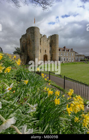 Tonbridge Castle dans le Kent au printemps 2018, un jour ensoleillé, ciel bleu avec des nuages Banque D'Images