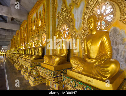 Rangée de statues de Bouddha en or dans le corridor de l'Phra Maha Chedi Chai Mongkhon Pagode, Wat Pha Nam Yoi Temple Banque D'Images