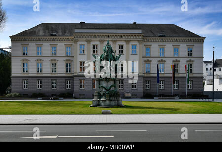 Monument de l'empereur Guillaume devant le ministère de la Justice, Martin-Luther-Platz, Düsseldorf, Rhénanie du Nord-Westphalie, Allemagne Banque D'Images